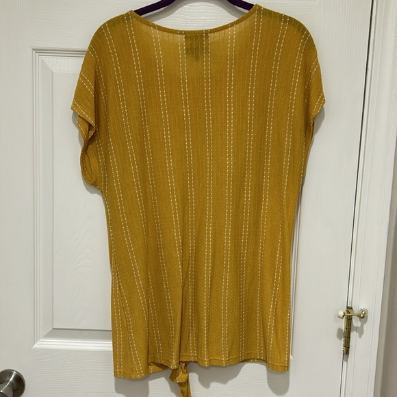 Women’s size Large tops - Picture 8 of 8